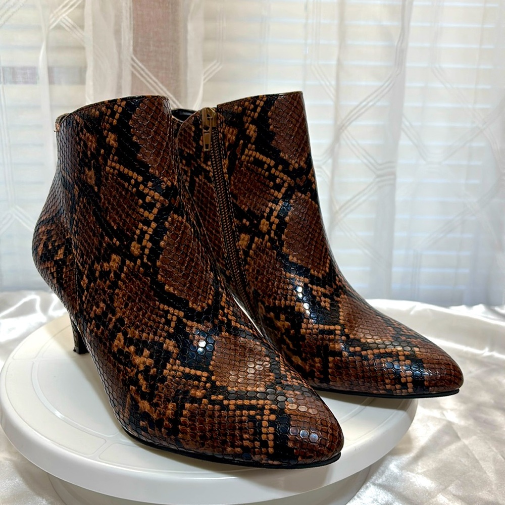 BOOT SALE ALFANI Step Flex  Size 7M Harper Snake Print Zipper BootiesHeel 2”